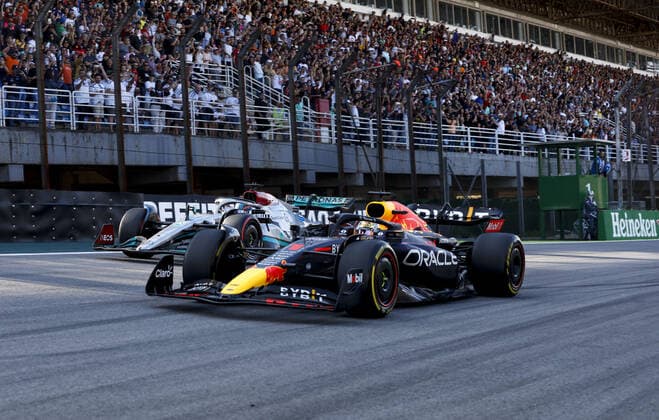 01 VERSTAPPEN Max (nld), Red Bull Racing RB18, 63 RUSSELL George (gbr), Mercedes AMG F1 Team W13, action during the Formula 1 Heineken Grande Premio de Sao Paulo 2022, Sao Paulo Grand Prix Grand Prix 2022, 21st round of the 2022 FIA Formula One World Championship, WM, Weltmeisterschaft from November 11 to 13, 2022 on the Interlagos Circuit, in Sao Paulo, Brazil - F1 - SAO PAULO GRAND PRIX 2022 DPPI Panoramic 20221112_F12022GP21BRA_JK193136