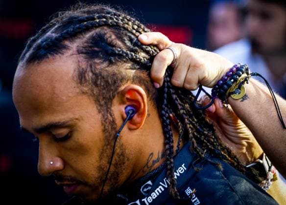 Sport Bilder des Tages Dia de treino e Sprint F1 em Interlagos SÃO PAULO, SP - 12.11.2022: DIA DE TREINO E SPRINT F1 EM INTERLAGOS - Free training day and sprint race valid for qualifying for the 2022 Formula1 Grand Prix at the José Carlos Pace race track, in Interlagos, south of São Paulo, this Saturday (12). In the photo, pilot 44 ? Lewis Hamilton? MERCEDES, in third place, thanks the fans for their affection after the Sprint race, (Photo: Aloisio Mauricio Fotoarena) x2293023x  AloisioxMauricio