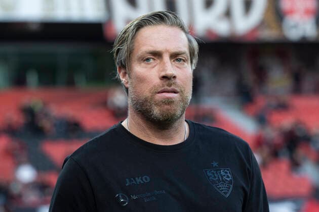 Soccer 1 Bundesliga, season 2022 2023, 15 match day, Bayer 04 Leverkusen VfB Stuttgart on 12 11 2022 in Leverkusen North Rhine Westphalia Stuttgart coach Michael Wimmer watches the warm-up IMPORTANT NOTE According to the requirements of the DFL German Football League and the DFB German Football Association is prohibited in the stadium and or from the game made photographs in the form of sequence images and or video-like photo series to exploit or to let exploited Copyright: xKirchner MarcoxSteinbrennerx
