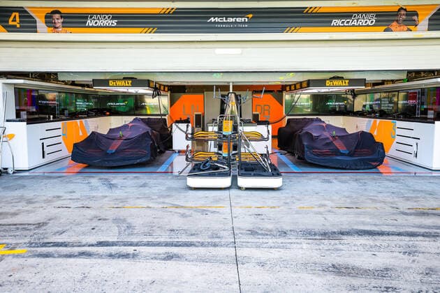 The McLaren F1 Team MCL36 cars in the garage during curfew during the Formula 1 Heineken Grande Premio de Sao Paulo 2022, Sao Paulo Grand Prix Grand Prix 2022, 21st round of the 2022 FIA Formula One World Championship, WM, Weltmeisterschaft from November 11 to 13, 2022 on the Interlagos Circuit, in Sao Paulo, Brazil - F1 - SAO PAULO GRAND PRIX 2022 - RACE DPPI Panoramic  20221113_GOOD5291