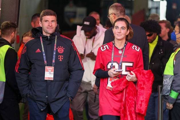 l r Thomas Mueller 25 FC Bayern Muenchen with his fau Lisa, Seattle Seahawks vs Tampa Bay Buccaneers, Football, NFL, 13 11 2022 Muenchen Bayern Germany Copyright: xkolbert-press ChristianxKolbertx