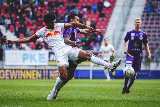 SOCCER - BL, A.Klagenfurt vs RBS KLAGENFURT,AUSTRIA,13.NOV.22 - SOCCER - ADMIRAL Bundesliga, SK Austria Klagenfurt vs Red Bull Salzburg. Image shows Bernardo Fernandes Da Silva Junior (RBS) and Markus Pink (A.Klagenfurt).  GEPAxpictures xDanielxGoetzhaber