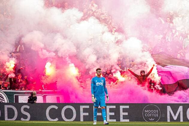 Bilder des Jahres, Sport 11 November Sport Themen der Woche KW45 Sport Bilder des Tages GRONINGEN - FC Groningen supporters with fireworks (m) FC Groningen goalkeeper Peter Leeuwenburgh during the Dutch Eredivisie match between FC Groningen and Fortuna Sittard at the Euroborg stadium on November 13, 2022 in Groningen, Netherlands. ANP COR LASKER Dutch Eredivisie 2022 2023 xVIxANPxSportx xxANPxIVx *** GRONINGEN FC Groningen supporters with fireworks m FC Groningen goalkeeper Peter Leeuwenburgh during the Dutch Eredivisie match between FC Groningen and Fortuna Sittard at the Euroborg stadium on November 13, 2022 in Groningen, Netherlands ANP COR LASKER Dutch Eredivisie 2022 2023 xVIxANPxSportx xxANPxIVx 457747441 originalFilename: 457747441.jpg