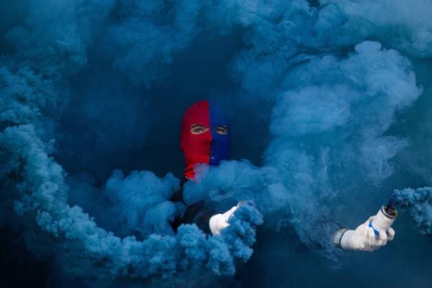Bilder des Jahres, Sport 11 November Sport Bilder des Tages 221113 En Örgryte supporter med pyroteknik innan den avgörande fotbollsmatchen i kvalet till Superettan mellan Örgryte och Sandvikens IF den 13 november 2022 i Göteborg. *** 221113 An Örgryte supporter with pyrotechnics before the decisive football match in the qualifier for the Superettan between Örgryte and Sandvikens IF on November 13, 2022 in Gothenburg,  Copyright: MICHAELxERICHSEN BB221113MI059