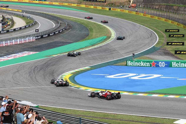 77 BOTTAS Valtteri (fin), Alfa Romeo F1 Team ORLEN C42, action during the Formula 1 Heineken Grande Premio de Sao Paulo 2022, Sao Paulo Grand Prix Grand Prix 2022, 21st round of the 2022 FIA Formula One World Championship, WM, Weltmeisterschaft from November 11 to 13, 2022 on the Interlagos Circuit, in Sao Paulo, Brazil - F1 - SAO PAULO GRAND PRIX 2022 - RACE DPPI Panoramic  G00D5783 copie