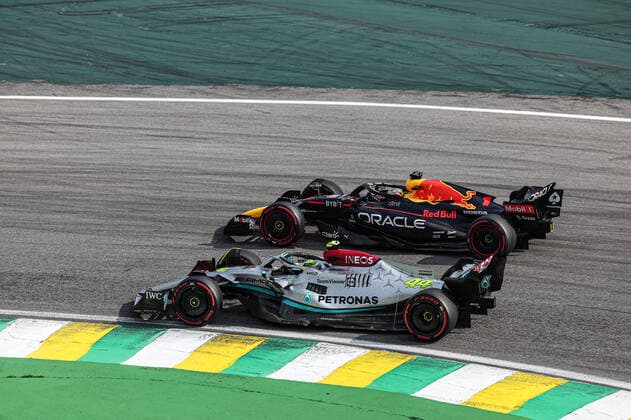 44 HAMILTON Lewis (gbr), Mercedes AMG F1 Team W13, action 01 VERSTAPPEN Max (nld), Red Bull Racing RB18, action during the Formula 1 Heineken Grande Premio de Sao Paulo 2022, Sao Paulo Grand Prix Grand Prix 2022, 21st round of the 2022 FIA Formula One World Championship, WM, Weltmeisterschaft from November 11 to 13, 2022 on the Interlagos Circuit, in Sao Paulo, Brazil - F1 - SAO PAULO GRAND PRIX 2022 - RACE DPPI Panoramic G00D5888 copie