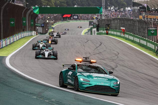 Safety Car 63 RUSSELL George (gbr), Mercedes AMG F1 Team W13, action during the Formula 1 Heineken Grande Premio de Sao Paulo 2022, Sao Paulo Grand Prix Grand Prix 2022, 21st round of the 2022 FIA Formula One World Championship, WM, Weltmeisterschaft from November 11 to 13, 2022 on the Interlagos Circuit, in Sao Paulo, Brazil - F1 - SAO PAULO GRAND PRIX 2022 - RACE DPPI Panoramic  AV6_4987 copie