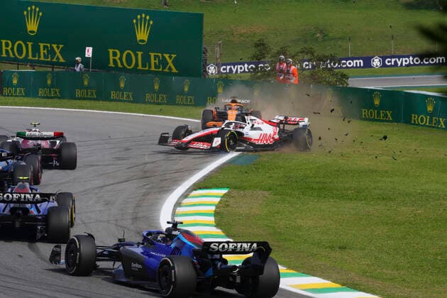 Crash between 20 Kevin Magnussen DNK, Haas F1 Team and 3 Daniel Ricciardo AUS, McLaren F1 Team , F1 Grand Prix of Brazil at Autodromo Jose Carlos Pace on November 13, 2022 in Sao Paulo, Brazil Photo by HOCH ZWEI Sao Paulo Brazil