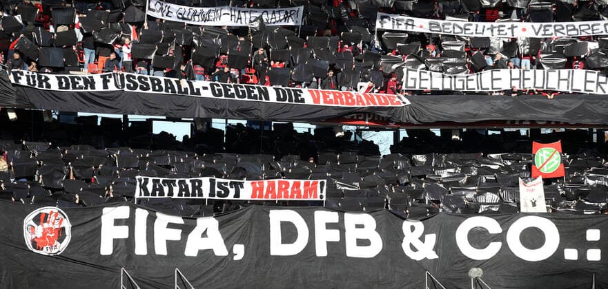 Bilder des Jahres, Sport 11 November Sport Themen der Woche KW45 Sport Bilder des Tages 13.11.2022 - Fussball - Saison 2022 2023 - 2. Fussball - Bundesliga - 17. Spieltag: 1. FC Nürnberg FCN ( Club ) - SC Paderborn 07 SCP - Sportfoto Zink DaMa - DFL regulations prohibit any use of photographs as image sequences and or quasi-video - only for editorial use - Symbolbild Symbolfoto Feature Impression - Choreografie der Clubfan Clubfans FCN-Fans Fans mit zahlreichen Spruchband Transparent Spruchbändern Transparenten - Boycott Qatar - Boycott Qatar Katar 2022 - gegen die WM Qatar DFB FIFA *** 13 11 2022 football season 2022 2023 2 football Bundesliga 17 matchday 1 FC Nürnberg FCN Club SC Paderborn 07 SCP Sportfoto Zink DaMa DFL regulations prohibit any use of photographs as image sequences and or quasi video only for editorial use symbol picture symbol photo feature impression choreography of clubfan clubfans FCN fans fans with numerous banner banners banners boycott Qatar boycott Qatar 2022 against world cup Qatar DFB FIFA
