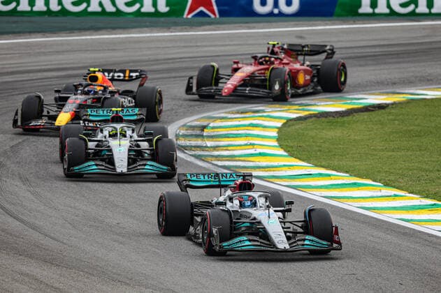 63 RUSSELL George (gbr), Mercedes AMG F1 Team W13, action 44 HAMILTON Lewis (gbr), Mercedes AMG F1 Team W13, action during the Formula 1 Heineken Grande Premio de Sao Paulo 2022, Sao Paulo Grand Prix Grand Prix 2022, 21st round of the 2022 FIA Formula One World Championship, WM, Weltmeisterschaft from November 11 to 13, 2022 on the Interlagos Circuit, in Sao Paulo, Brazil - F1 - SAO PAULO GRAND PRIX 2022 - RACE DPPI Panoramic  GOOD5820 copie
