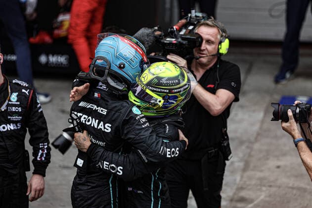 RUSSELL George (gbr), Mercedes AMG F1 Team W13, portrait celebrates his first victory with HAMILTON Lewis (gbr), Mercedes AMG F1 Team W13, portrait during the Formula 1 Heineken Grande Premio de Sao Paulo 2022, Sao Paulo Grand Prix Grand Prix 2022, 21st round of the 2022 FIA Formula One World Championship, WM, Weltmeisterschaft from November 11 to 13, 2022 on the Interlagos Circuit, in Sao Paulo, Brazil - F1 - SAO PAULO GRAND PRIX 2022 - RACE DPPI Panoramic  G00D6201 copie