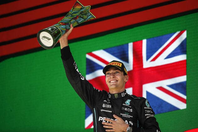 RUSSELL George (gbr), Mercedes AMG F1 Team W13, portrait celebrates his first victory during the Formula 1 Heineken Grande Premio de Sao Paulo 2022, Sao Paulo Grand Prix Grand Prix 2022, 21st round of the 2022 FIA Formula One World Championship, WM, Weltmeisterschaft from November 11 to 13, 2022 on the Interlagos Circuit, in Sao Paulo, Brazil - F1 - SAO PAULO GRAND PRIX 2022 - RACE DPPI Panoramic  _V2_2108 copie