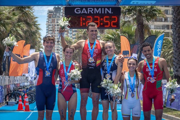 Bilder des Jahres, Sport 11 November Sport Themen der Woche KW45 Sport Bilder des Tages 2022 World Triathlon Cup Vina del Mar The winners of the women s and men s category of the Vina del Mar Triathlon World Cup pose with their prizes. Vina del Mar Chile  Copyright: xJosexVeasx originalFilename:veas-notitle221113_npjMU.jpg