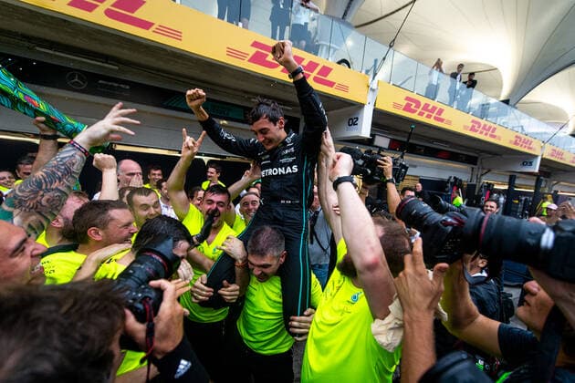 FORMULA 1 HEINEKEN GRANDE PREMIO DO BRASIL 2022 13 11 2022, Autodromo Jose Carlos Pace, Interlagos, FORMULA 1 HEINEKEN GRANDE PREMIO DO BRASIL 2022 , in picture The Mercedes Team celebrates with George Russell GBR , Mercedes AMG Petronas Formula One Team and Lewis Hamilton GBR , Mercedes AMG Petronas Formula One Team the double victory nordphotoxGmbHx xBratic nph00250