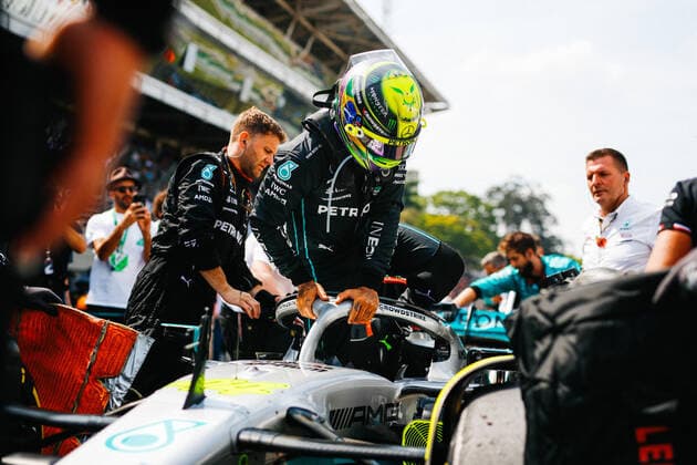 HAMILTON Lewis (gbr), Mercedes AMG F1 Team W13, portrait starting grid, grille de depart, during the Formula 1 Heineken Grande Premio de Sao Paulo 2022, Sao Paulo Grand Prix Grand Prix 2022, 21st round of the 2022 FIA Formula One World Championship, WM, Weltmeisterschaft from November 11 to 13, 2022 on the Interlagos Circuit, in Sao Paulo, Brazil - F1 - SAO PAULO GRAND PRIX 2022 - RACE DPPI Panoramic  00122048__V2_1092