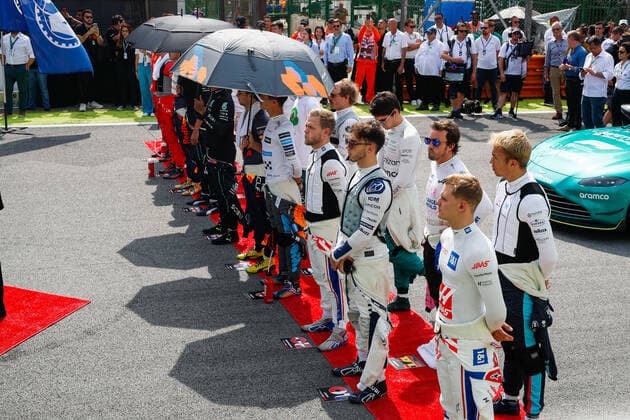 national anthem on the starting grid, grille de depart, during the Formula 1 Heineken Grande Premio de Sao Paulo 2022, Sao Paulo Grand Prix Grand Prix 2022, 21st round of the 2022 FIA Formula One World Championship, WM, Weltmeisterschaft from November 11 to 13, 2022 on the Interlagos Circuit, in Sao Paulo, Brazil - F1 - SAO PAULO GRAND PRIX 2022 - RACE DPPI Panoramic  00122048__V2_1210