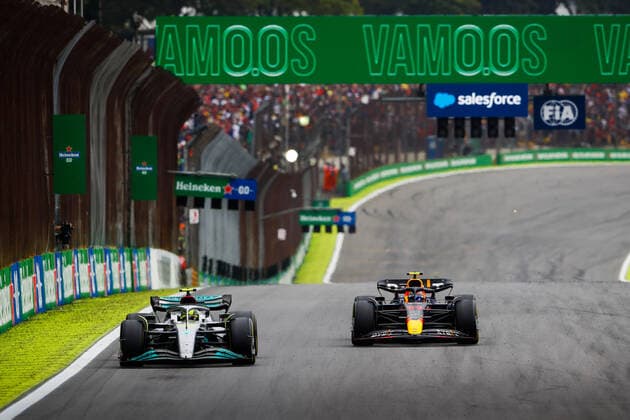44 HAMILTON Lewis (gbr), Mercedes AMG F1 Team W13, 11 PEREZ Sergio (mex), Red Bull Racing RB18, action during the Formula 1 Heineken Grande Premio de Sao Paulo 2022, Sao Paulo Grand Prix Grand Prix 2022, 21st round of the 2022 FIA Formula One World Championship, WM, Weltmeisterschaft from November 11 to 13, 2022 on the Interlagos Circuit, in Sao Paulo, Brazil - F1 - SAO PAULO GRAND PRIX 2022 - RACE DPPI Panoramic  00122048__V2_1762