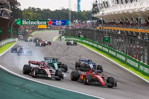 77 BOTTAS Valtteri (fin), Alfa Romeo F1 Team ORLEN C42, 16 LECLERC Charles (mco), Scuderia Ferrari F1-75, action during the Formula 1 Heineken Grande Premio de Sao Paulo 2022, Sao Paulo Grand Prix Grand Prix 2022, 21st round of the 2022 FIA Formula One World Championship, WM, Weltmeisterschaft from November 11 to 13, 2022 on the Interlagos Circuit, in Sao Paulo, Brazil - F1 - SAO PAULO GRAND PRIX 2022 - RACE DPPI Panoramic  00122048_AV6_5002