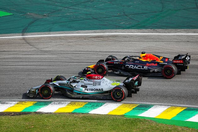 44 HAMILTON Lewis (gbr), Mercedes AMG F1 Team W13, 01 VERSTAPPEN Max (nld), Red Bull Racing RB18, action during the Formula 1 Heineken Grande Premio de Sao Paulo 2022, Sao Paulo Grand Prix Grand Prix 2022, 21st round of the 2022 FIA Formula One World Championship, WM, Weltmeisterschaft from November 11 to 13, 2022 on the Interlagos Circuit, in Sao Paulo, Brazil - F1 - SAO PAULO GRAND PRIX 2022 - RACE DPPI Panoramic  20221113_G00D5892
