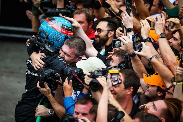 63 RUSSELL George (gbr), Mercedes AMG F1 Team W13, celebrating victory during the Formula 1 Heineken Grande Premio de Sao Paulo 2022, Sao Paulo Grand Prix Grand Prix 2022, 21st round of the 2022 FIA Formula One World Championship, WM, Weltmeisterschaft from November 11 to 13, 2022 on the Interlagos Circuit, in Sao Paulo, Brazil - F1 - SAO PAULO GRAND PRIX 2022 - RACE DPPI Panoramic  20221113_G00D6162