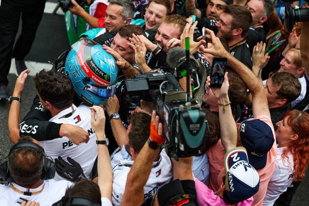 63 RUSSELL George (gbr), Mercedes AMG F1 Team W13, celebrating victory during the Formula 1 Heineken Grande Premio de Sao Paulo 2022, Sao Paulo Grand Prix Grand Prix 2022, 21st round of the 2022 FIA Formula One World Championship, WM, Weltmeisterschaft from November 11 to 13, 2022 on the Interlagos Circuit, in Sao Paulo, Brazil - F1 - SAO PAULO GRAND PRIX 2022 - RACE DPPI Panoramic  20221113_G00D6231