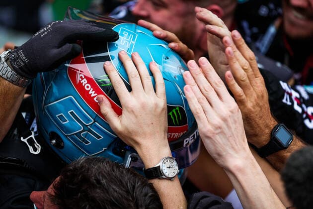 63 RUSSELL George (gbr), Mercedes AMG F1 Team W13, celebrating victory during the Formula 1 Heineken Grande Premio de Sao Paulo 2022, Sao Paulo Grand Prix Grand Prix 2022, 21st round of the 2022 FIA Formula One World Championship, WM, Weltmeisterschaft from November 11 to 13, 2022 on the Interlagos Circuit, in Sao Paulo, Brazil - F1 - SAO PAULO GRAND PRIX 2022 - RACE DPPI Panoramic  20221113_G00D6238