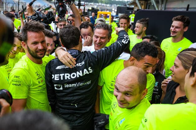 RUSSELL George (gbr), Mercedes AMG F1 Team W13, portrait celebrating victory with the team during the Formula 1 Heineken Grande Premio de Sao Paulo 2022, Sao Paulo Grand Prix Grand Prix 2022, 21st round of the 2022 FIA Formula One World Championship, WM, Weltmeisterschaft from November 11 to 13, 2022 on the Interlagos Circuit, in Sao Paulo, Brazil - F1 - SAO PAULO GRAND PRIX 2022 - RACE DPPI Panoramic  20221113_GOOD6277