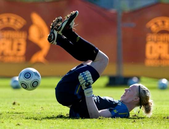 ABO 20090824 The Swedish womens football team practiced before the opening match on Tuesday against Russia in the European Womens Football Championship in Abo, Finland In the picture goalkeeper Hedvig Lindahl Photo Jonas Ekströmer SCANPIX code 10030 Image free for subscribers with SPORTPAKETET For others PAID PICTURE ABO FINLAND x10030x  Copyright: xJONASxEKSTRÖMERx xTTx DAM-EM 2009 SVERIGE