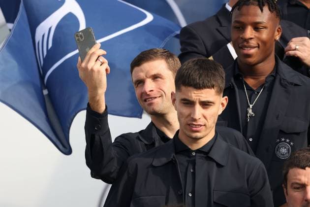 Frankfurt am Main, 14 11 2022, xjfx departure of the German national football team on the apron of Frankfurt airport from Frankfurt to Musca on the way to the last training match before the soccer world cup 2022 v l , Thomas Müller takes a selfie, has fun Copyright: JoaquimxFerreira
