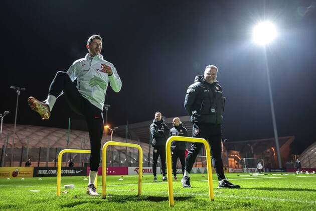 14.11.2022 WARSZAWA, LAZNIEKOWSKA 3 PILKA NOZNA - KADRA, REPREZENTACJA POLSKI SWIATA W PILCE NOZNEJ KATAR 2022 FIFA World Cup, WM, Weltmeisterschaft, Fussball QATAR 2022) TRENING REPREZENTACJI POLSKI NZ ROBERT LEWANDOWSKI, CZESLAW MICHNIEWICZ - TRENER, HEAD COACH, SELEKCJONER REPREZENTACJI POLSKI FOTO LUKASZ GROCHALA CYFRASPORT NEWSPIX.PL --- Newspix.pl  20221114CSLG0021