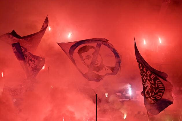 Pyrotechnik,Feuerwerk,Feuer, Flammen,Bengalo,Bengalos im Fanblock von 1860 Protsetsfahne gegen I nvestor Hasan ISMAIK. Fussball 3.Liga, 17.Spieltag TSV 1860 Muenchen - Rot Weiss Essen 1-1 am 14.11.2022 in Muenchen GRUENWALDER STADION. DFL REGULATIONS PROHIBIT ANY USE OF PHOTOGRAPHS AS IMAGE SEQUENCES AND OR QUASI-VIDEO. *** Pyrotechnics,Fireworks,Fire,Flames,Bengalo,Bengalos in the fan block of 1860 Protsetsfahne against I nvestor Hasan ISMAIK Football 3 Liga, 17 Matchday TSV 1860 Muenchen Rot Weiss Essen 1 1 on 14 11 2022 in Munich GRUENWALDER STADION DFL REGULATIONS PROHIBIT ANY USE OF PHOTOGRAPHS AS IMAGE SEQUENCES AND OR QUASI VIDEO