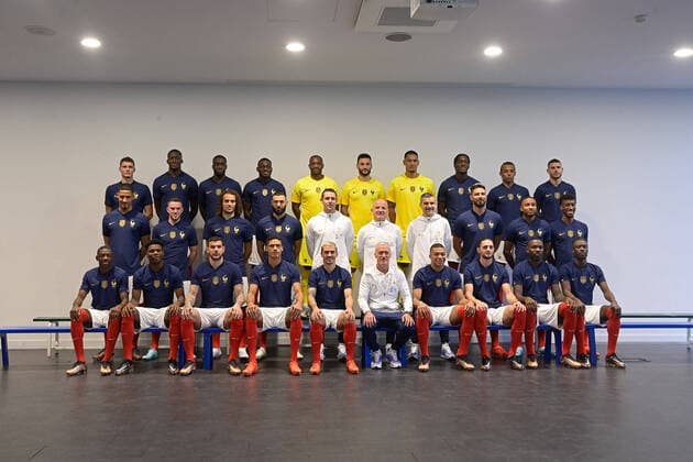 Alphonse AREOLA - Hugo LLORIS - Steve MANDANDA - Lucas HERNANDEZ - TheÌo HERNANDEZ - Ibrahima KONATE - Jules KOUNDE - Benjamin PAVARD - William SALIBA - Dayot UPAMECANO - RaphaeÌˆl VARANE - Eduardo CAMAVINGA - Youssouf FOFANA - MatteÌo GUENDOUZI - Adrien RABIOT - AureÌlien TCHOUAMENI - Jordan VERETOUT - Karim BENZEMA - Kingsley COMAN - Ousmane DEMBELE - Olivier GIROUD - Antoine GRIEZMANN - Kylian MBAPPE - Christopher NKUNKU - Axel Disasi - FOOTBALL : Photo Officielle de l equipe de France au CNF - Clairefontaine - 15 11 2022 FedericoPestellini Panoramic 