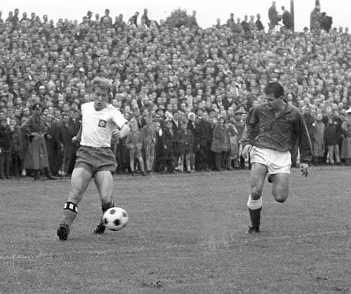 1 Matchday Bundesliga Preussen Muenster Hamburger SV 1 1 24 08 1963 Fritz Boyens HSV crosses, right Helmut Tybussek Muenster HM