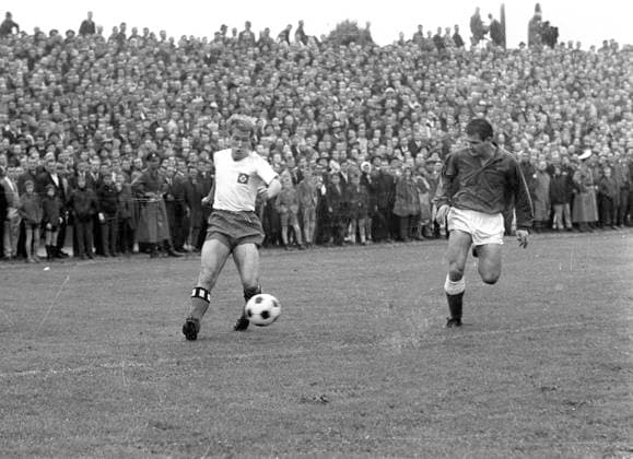 1 Matchday Bundesliga Preussen Muenster Hamburger SV 1 1 24 08 1963 Fritz Boyens HSV crosses, right Helmut Tybussek Muenster HM