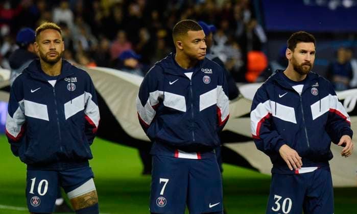 Paris Saint-Germain v Maccabi Haifa, Paris, UK - 25 Oct 2022 Neymar JR, Kylian Mbappe and Lionel Messi of Paris Saint-Germain stand before the Champions League match between Paris Saint-Germain and Maccabi Haifa at Parc des Princes, Paris on 25 October 2022 ( Paris Parc des Princes Paris England  Copyright: xMicahxCrookx PSG_v_Maccabi_Haifa_25102022_019