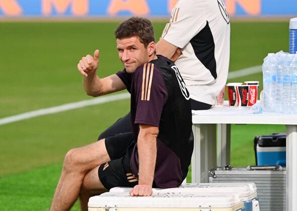 Sport Themen der Woche KW46 Sport Bilder des Tages FUSSBALL WM 2022 Vorbereitung Deutschland im Oman 15.11.2022 Abschlusstraining der deutschen Nationalmannschaft vor dem Testspiel gegen Oman: Daumen hoch des angeschlagenen Thomas Mueller (vorn) beobachtet das Training auf einer Eisbox *** FOOTBALL World Cup 2022 preparation Germany in Oman 15 11 2022 final training of the German national team before the test match against Oman thumbs up of the stricken Thomas Mueller in front watches the training on an ice box