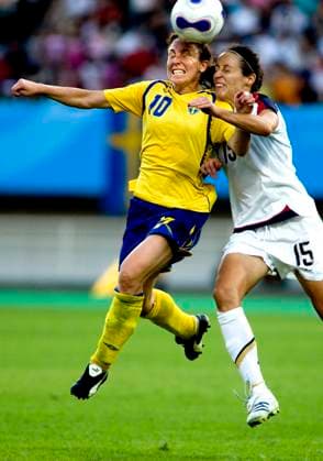 CHENGDU 20070914 Womens World Cup, group match 3 Sweden vs USA Swedens Hanna Ljungberg in a duel with USAs No. 15 Kate Markgraf CHENGDU CHINA x10050x  Copyright: xPONTUSxLUNDAHLx xTTx x DAMFOTBOLLS VM