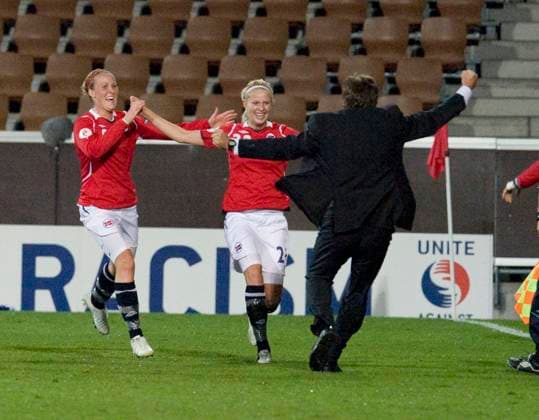 HELSINGFORS 20090904 The Swedish womens football team lost to Norway in the European Championship quarter-finals by 3 1 at the football stadium in Helsinki on Friday evening In the picture, goal scorer Cecilie Pedersen is met by coach Bjarne Berntsen Photo Jonas Ekströmer SCANPIX code 10030 Image free for subscribers with SPORTPAKETET For others PAID PICTURE HELSINGFORS FINLAND Football x10030x  Copyright: xJONASxEKSTRÖMERx xTTx DAM-EM 2009 SWE-NOR 22
