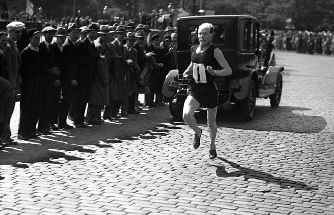 ARKIV 1930 Finländske stjärnlöparen Paavo Nurmi (1897-1973) i ensam majestät under ett gatulopp i Stockholm. Nurmi vann 9 guld och 3 silver i OS 1920-1928. Paavo Nurmi from Finland, best runner in the world in the twenties. Stockholm Sverige FRIIDROTT x1900x *** ARKIV 1930 Finnish star runner Paavo Nurmi 1897 1973 in sole majesty during a street race in Stockholm Nurmi won 9 gold and 3 silver medals in the 1920 Olympics 1928 Paavo Nurmi from Finland, best runner in the world in the twenties Stockholm Sweden FRIIDROTT x1900x  Copyright: xTTxHistoricalx PAAVO NURMI
