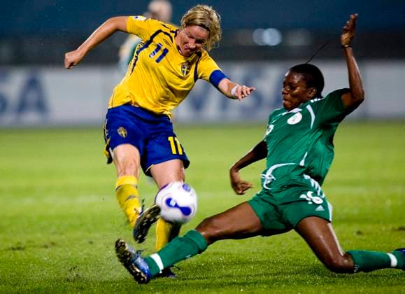 CHENGDU 20070911 Fotbolls VM för damer. Gruppspelsmatch 1, Chengdu. Nigeria vs Sverige. Sveriges nr 11 Victoria Svensson och Nigerias Ulumma Jerome CHENGDU KINA x10050x *** CHENGDU 20070911 Womens Football World Cup Group match 1, Chengdu Nigeria vs Sweden Swedens No.11 Victoria Svensson and Nigerias Ulumma Jerome CHENGDU CHINA x10050x  Copyright: xPONTUSxLUNDAHLx xTTx x DAMFOTBOLLS-VM Nigeria Sverige