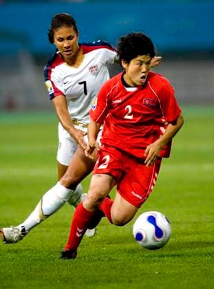 CHENGDU 20070911 Fotbolls VM för damer. Gruppspelsmatch 1, Chengdu. USA vs Nordkorea. Nordkoreas nr 2 Kim Kyong Hwa i duell om bollen med USA:s nr 7 Shannon Boxx. CHENGDU KINA x10050x *** CHENGDU 20070911 Womens Football World Cup Group Stage 1, Chengdu USA vs North Korea North Koreas No.2 Kim Kyong Hwa in a duel for the ball with USAs No.7 Shannon Boxx CHENGDU CHINA x10050x  Copyright: xPONTUSxLUNDAHLx xTTx x DAMFOTBOLLS-VM USA Nordkorea