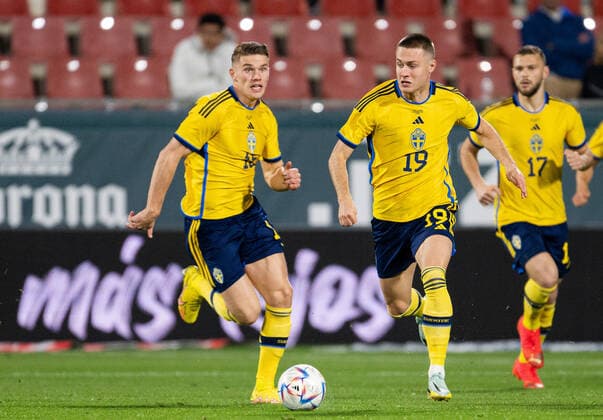 221116 Viktor Gyökeres , Mattias Svanberg and Jesper Karlström of Sweden during the international friendly football match between Mexico and Sweden on November 16, 2022 in Girona Photo Ludvig Thunman BILDBYRAN code LT LT0441 football football soccer football training country international friendly Mexico Sweden Sweden Sweden a bbeng,  Copyright: LUDVIGxTHUNMAN BB221116LT033