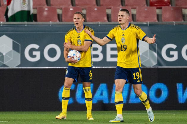 221116 Ludwig Augustinsson and Mattias Svanberg of Sweden react during the international friendly football match between Mexico and Sweden on November 16, 2022 in Girona Photo Ludvig Thunman BILDBYRAN code LT LT0441 football football soccer football training country international friendly Mexico Sweden Sweden Sweden a bbeng depp,  Copyright: LUDVIGxTHUNMAN BB221116LT046