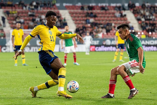 221116 Anthony Elanga of Sweden and Carlos Rodriguez of Mexico during the international friendly football match between Mexico and Sweden on November 16, 2022 in Girona Photo Ludvig Thunman BILDBYRAN code LT LT0441 football football soccer football training country international friendly Mexico Sweden Sweden Sweden a bbeng,  Copyright: LUDVIGxTHUNMAN BB221116LT053