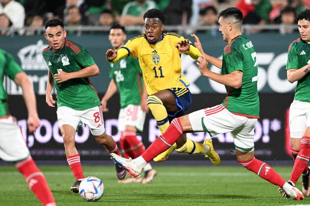GIRONA 20221116 Swedens Anthony Elanga against Mexicos Carlos Rodriguez and Cesar Montes during the international match between Sweden and Mexico at Estadi Montilivi in Girona GIRONA SPAIN FOOTBALL x9200x,  Copyright: xBjörnxLarssonxRosvall TTx LANDSKAMP SVERIGE-MEXIKO