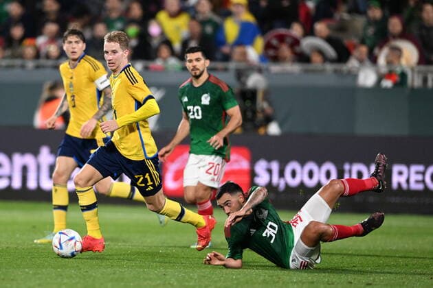 GIRONA 20221116 Swedens Samuel Gustafson against Mexicos Luis Chávez during the international match between Sweden and Mexico at Estadi Montilivi in Girona GIRONA SPAIN FOOTBALL x9200x,  Copyright: xBjörnxLarssonxRosvall TTx LANDSKAMP SVERIGE-MEXIKO
