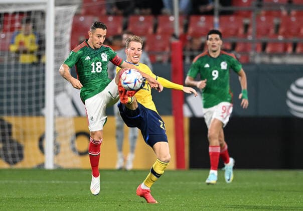 GIRONA 20221116 Mexicos Andres Guardado and Swedens Samuel Gustafson fight for the ball during the international match between Sweden and Mexico at the Estadi Montilivi in Girona GIRONA SPAIN FOOTBALL x9200x,  Copyright: xBjörnxLarssonxRosvall TTx LANDSKAMP SVERIGE-MEXIKO