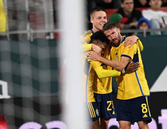 GIRONA 20221116 Swedens Marcus RohdÃ n 8,th is congratulated by Anthony Elanga and Emil Holm after the 1 0 goal during the international match between Sweden and Mexico at the Estadi Montilivi in Girona GIRONA SPAIN FOOTBALL x9200x,  Copyright: xBjörnxLarssonxRosvall TTx LANDSKAMP SVERIGE-MEXIKO