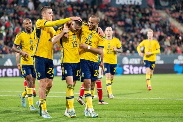 221116 Emil Holm , Mattias Svanberg and Robin Quaison of Sweden celebrates the 1 2 goal during the international friendly football match between Mexico and Sweden on November 16, 2022 in Girona Photo Ludvig Thunman BILDBYRAN code LT LT0441 fotbol football soccer fotball tränningslandskamp international friendly mexico sweden sweden sweden a bbeng cheers,  Copyright: LUDVIGxTHUNMAN BB221116LT114