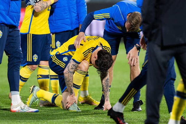 221116 Victor Nilsson Lindelöf of Sweden in pain after the international friendly football match between Mexico and Sweden on November 16, 2022 in Girona Photo Ludvig Thunman BILDBYRAN code LT LT0441 football football soccer football training country international friendly Mexico Sweden Sweden Sweden a bbeng depression injury,  Copyright: LUDVIGxTHUNMAN BB221116LT123